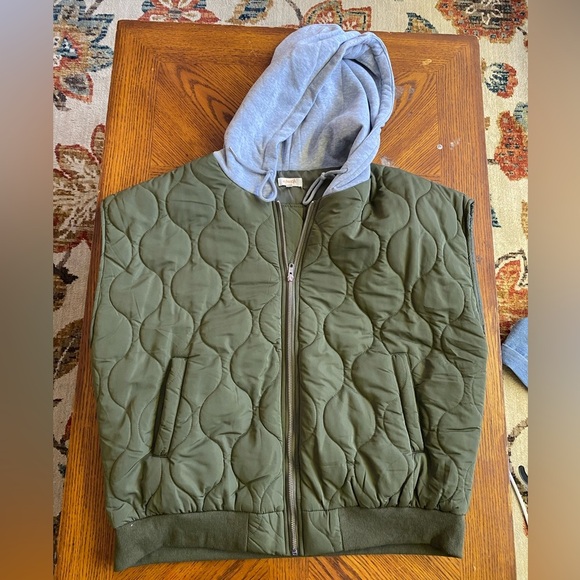 Quilted Green Puffer Hoodied Vest - Picture 4 of 5